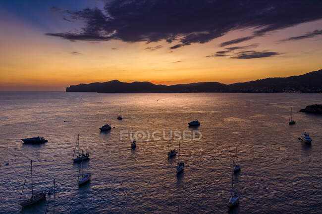 Іспанія, Мальорка, Санта - Понса, Повітряний вид на човни, що плавають у прибережній воді в сутінках. — стокове фото