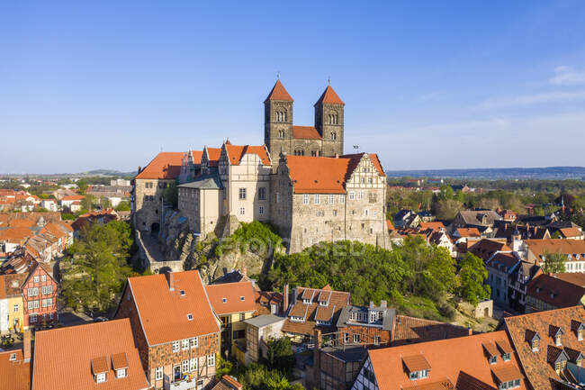 Allemagne, Saxe-Anhalt, Quedlinburg, Vue aérienne de l'abbaye de Quedlinburg et des maisons de ville environnantes — Photo de stock