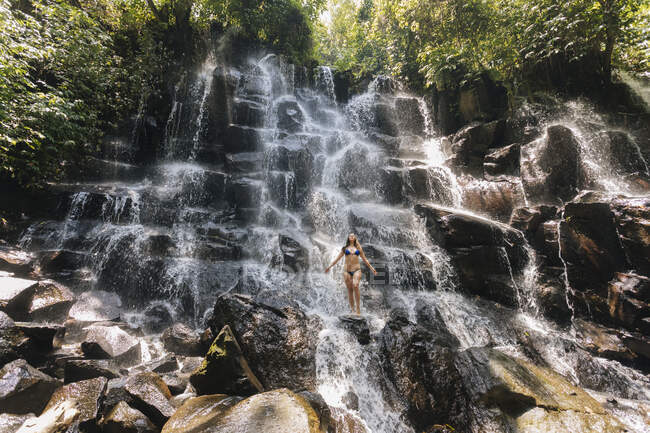 Jeune femme près de la cascade Kanto Lampo, Bali, Indonésie — Photo de stock