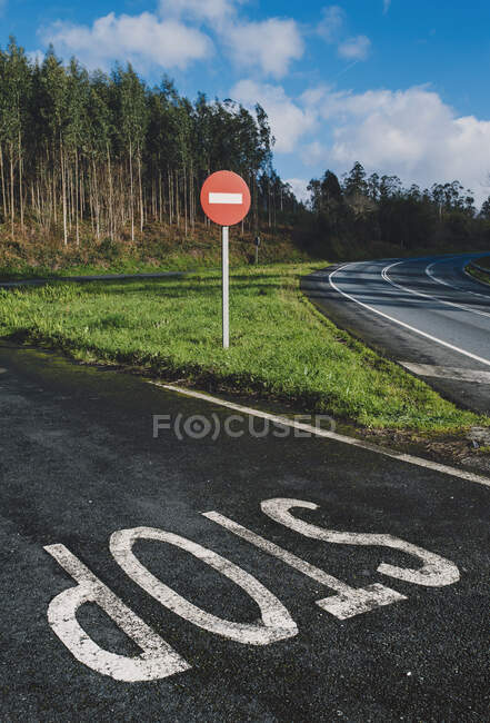 Fahrradabstellplatz mit Pfeil drauf — Stockfoto