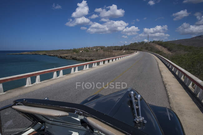 Vintage convertible car at the coast on Cuba — Stock Photo