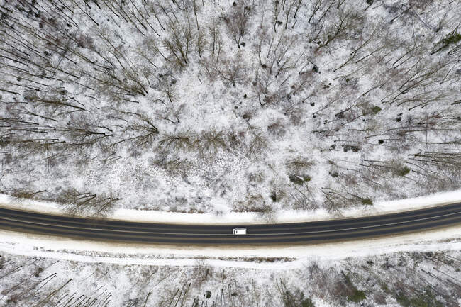 Russland, Moskau, Luftaufnahme der Straße und des verschneiten Waldes — Stockfoto