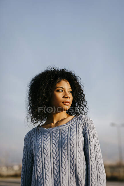 Hermosa mujer joven al aire libre bajo el cielo azul - foto de stock