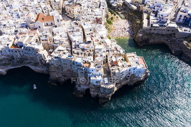 Italia, Polignano a Mare, Vista aérea de la ciudad costera en verano - foto de stock