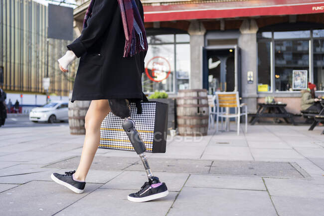 Sección baja de prótesis de pierna caminando en la ciudad — Inglaterra, aire libre Stock Photo | #470122028