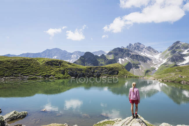 Svizzera, Cantone di San Gallo, Alpi di Glarus, Donna che guarda il lago Wangs — Foto stock