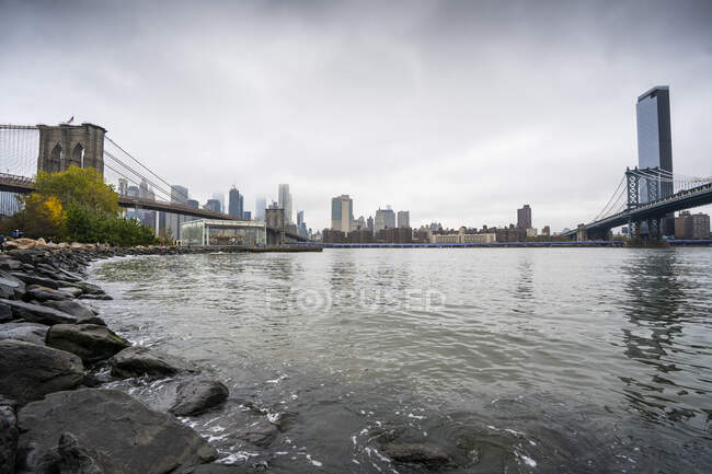 USA, New York, Brooklyn and Manhattan bridges and East river — Stock Photo