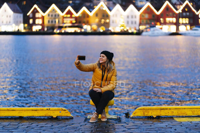 Donna che si fa un selfie, Bergen, Norvegia — Foto stock