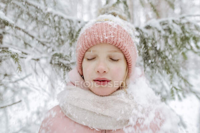 Ritratto di ragazza con gli occhi chiusi nella foresta invernale — Foto stock