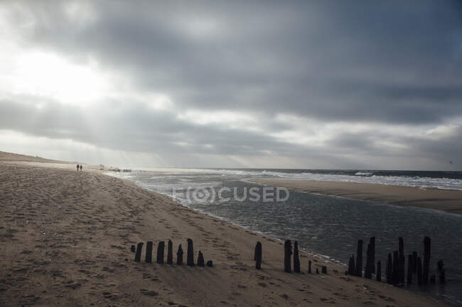 Allemagne, Schleswig-Holstein, Nuages au-dessus de la plage côtière sablonneuse de l'île de Sylt au crépuscule — Photo de stock