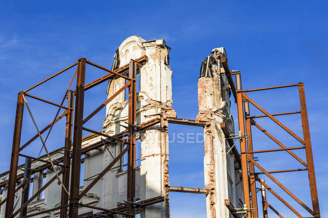 Germany, Thuringia, Weimar, Rundown historic building under renovation — Stock Photo