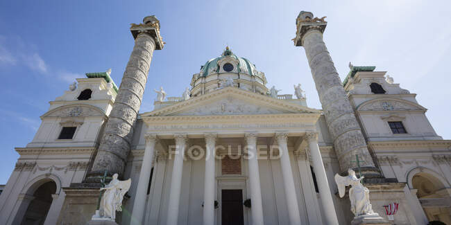 Austria, Vienna, Veduta ad angolo basso della Chiesa di San Carlo — Foto stock