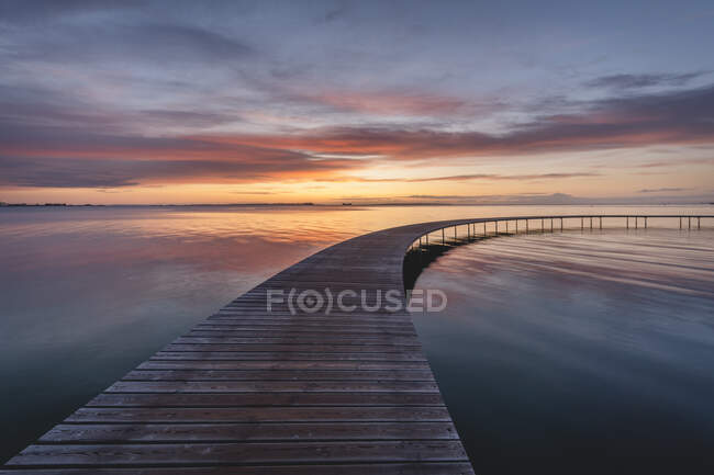 Dinamarca, Aarhus, Larga exposición de Infinite Bridge y Aarhus Bay al amanecer - foto de stock