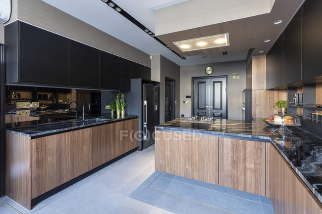 Interior da cozinha em uma propriedade de luxo, Londres, Reino Unido — Fotografia de Stock