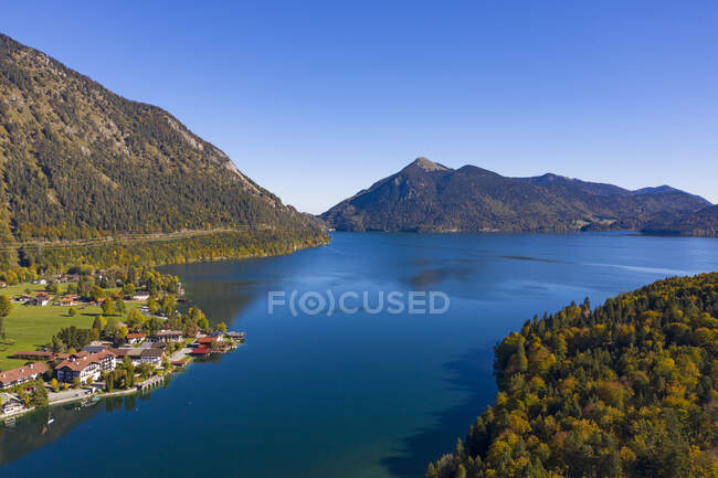 Germania, Baviera, Alta Baviera, Veduta aerea del lago e del villaggio Walchensee con la montagna di Jochberg sullo sfondo — Foto stock