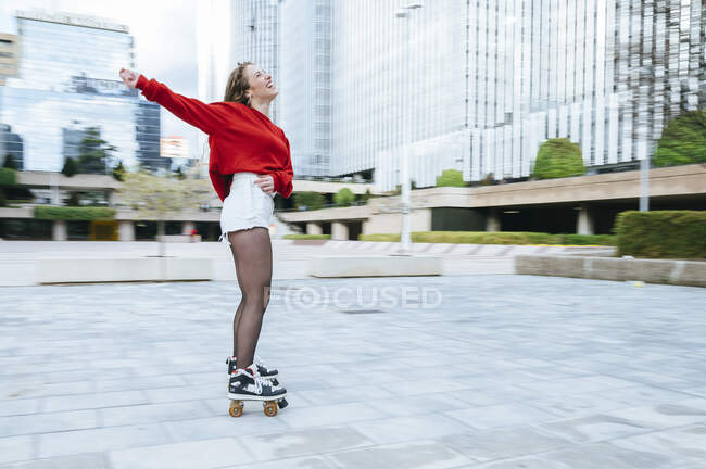 Щаслива молода жінка катається на роликах у місті — стокове фото