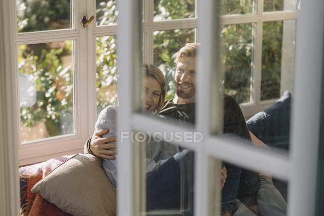 Coppia felice che si rilassa in veranda a casa — Foto stock