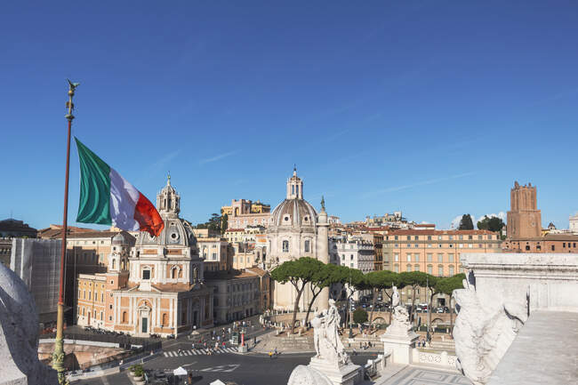 Italia, Roma, cielo azzurro sopra la bandiera italiana e PiazzaVenezia — Foto stock