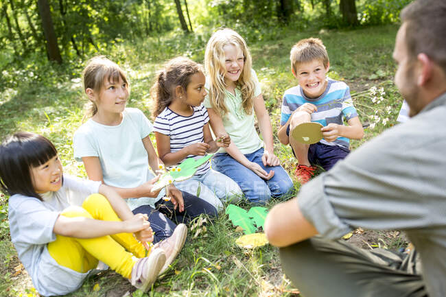 School children learning to to distinguish different leaf shapes — Stock Photo