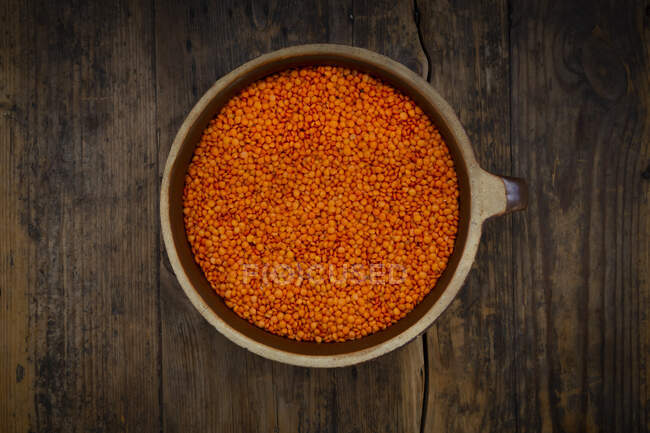 Vue aérienne du bol de lentilles rouges biologiques — Photo de stock