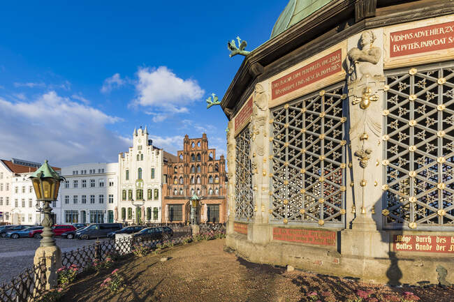 Germany, Mecklenburg-West Pomerania, Wismar, Hanseatic City, Market Square with waterworks from 1602 (Wasserkunst) — Stock Photo