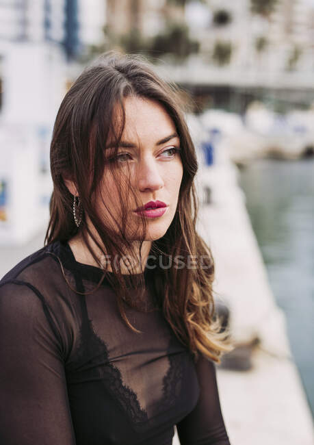 Portait of thoughtful brunette young woman — Stock Photo