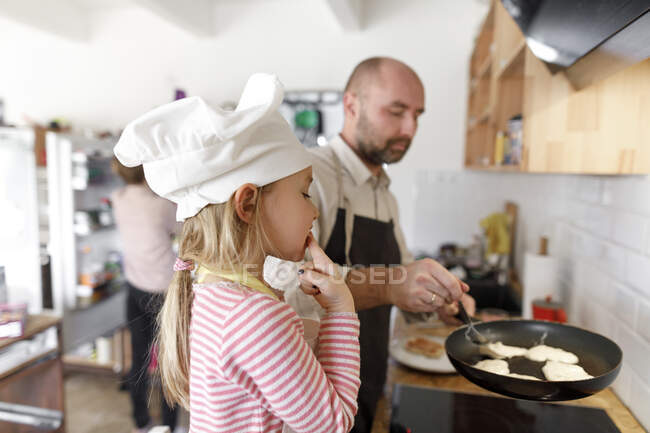 Padre e hija cocinando en la cocina — chica, Feliz - Stock Photo |  #470142430