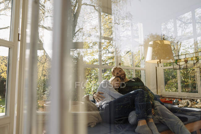 Casal afetuoso relaxante no quarto de sol em casa — Fotografia de Stock