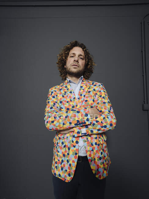 Ritratto di un uomo d'affari con giacca sportiva colorata — Foto stock