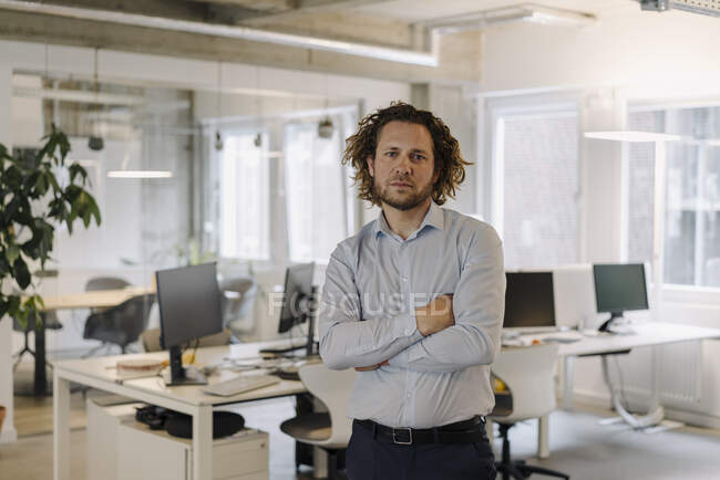 Portrait d'un homme d'affaires confiant en fonction — Photo de stock