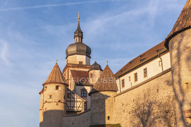 Alemania, Baviera, Wurzburg, Vista de bajo ángulo del exterior de la fortaleza de Marienberg - foto de stock