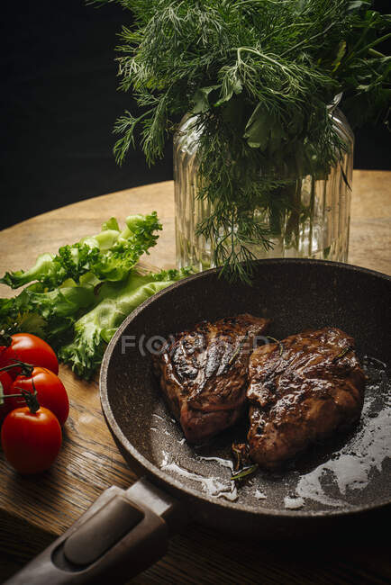 Russia, San Pietroburgo, Carne fritta in padella — Foto stock
