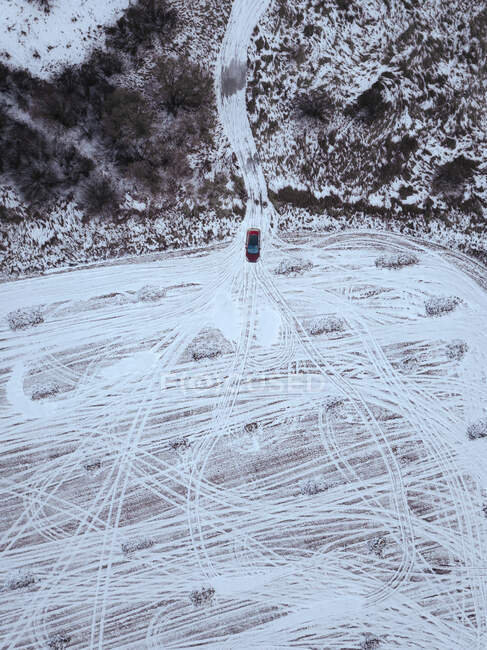 Rússia, Oblast de Moscou, Vista aérea do carro dirigindo insnow-coveredfield — Fotografia de Stock