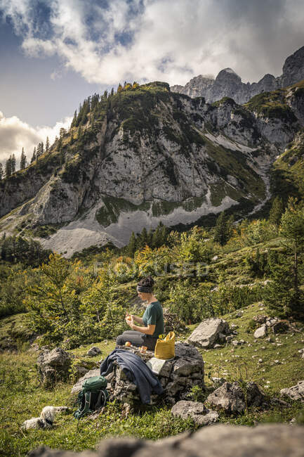 Женщина с собакой в походе в Уайлдер Кайзер отдыхает, Кайзерские горы, Тироль, Австрия — стоковое фото