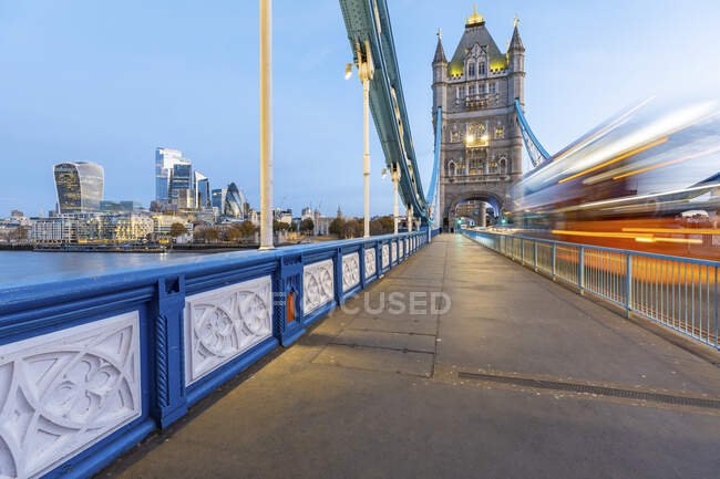 Reino Unido, Inglaterra, Londres, movimento desfocado de ônibus de dois andares atravessando a ponte da Torre ao amanhecer — Fotografia de Stock