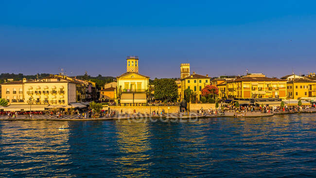 Italy, Province of Verona, Lazise, Promenade of lakeshore city at dusk — Stock Photo