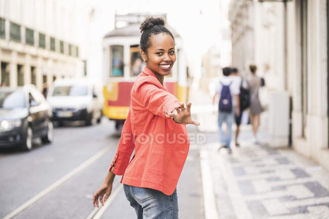 Портрет щасливої молодої жінки в місті Лісабон (Португалія). — стокове фото