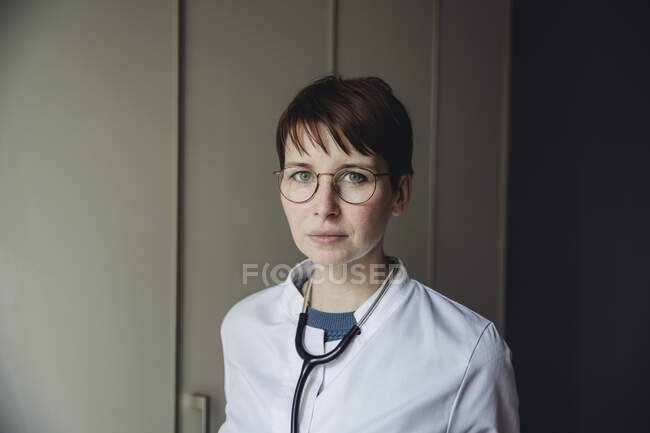 Portiere di medico donna con stetoscopio — Foto stock