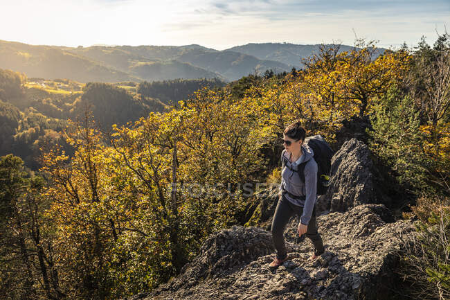 Escursioni delle donne su sentieri rocciosi, Karlsruher Grat, Ottenhoefen, Foresta Nera, Germania — Foto stock