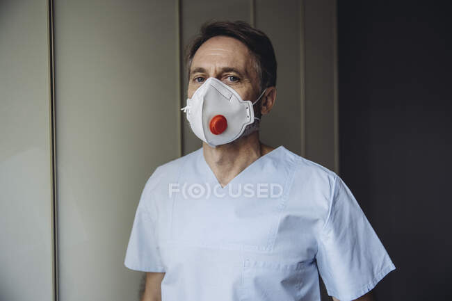 Homme travailleur de la santé portant un masque de protection, portrait — Photo de stock