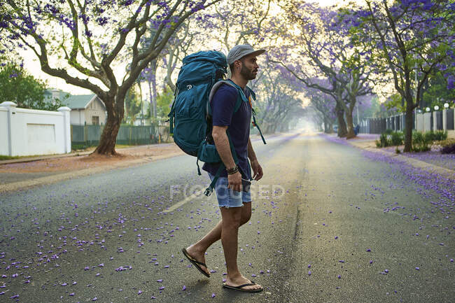 Backpacker svegliarsi in strada, Pretoria, Sud Africa — Foto stock