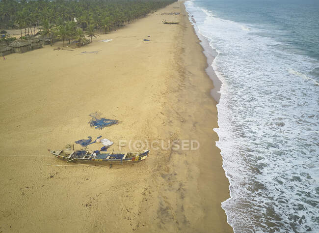 Bénin, Canoë gauche sur la plage de sable fin — Photo de stock