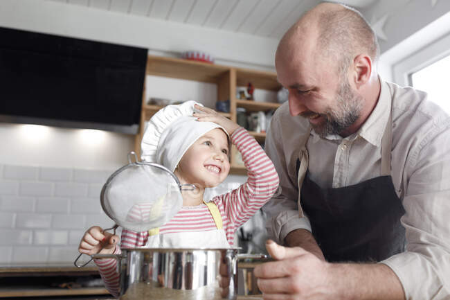 Father and daughter cooking in the kitchen — Stock Photo