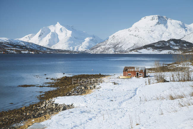 Norvegia, Vecchia capanna dei pescatori nel paesaggio invernale — Foto stock
