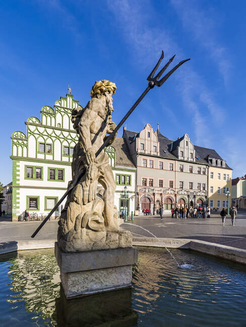 Germany, Thuringia, Weimar, Marktplatz, Neptun statue in Neptun fountain — Stock Photo