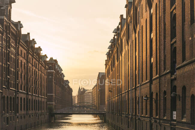 Germany, Hamburg, Speicherstadt, Old warehouses and canal in morning light — Stock Photo