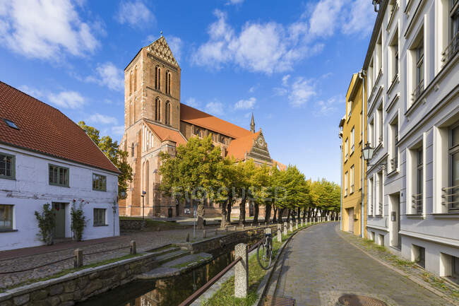 Alemania, Mecklemburgo-Pomerania Occidental, Wismar, Ciudad Hanseática, Ciudad Vieja e Iglesia de Santa María - foto de stock