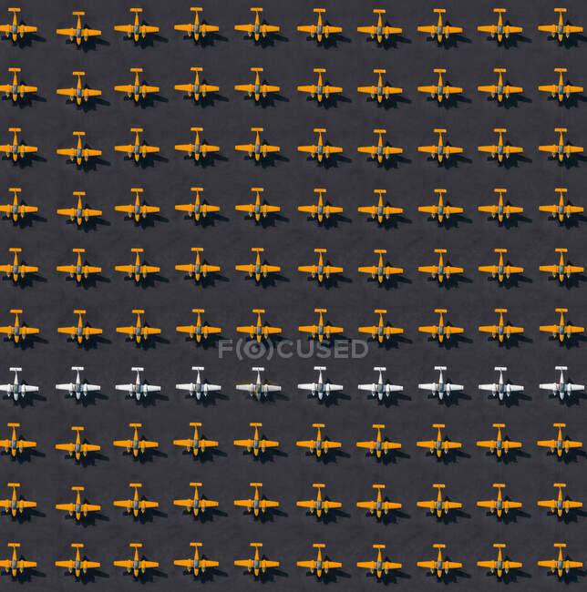 Vista aerea di fila di aeroplani bianchi tra solo quelli arancioni — Foto stock