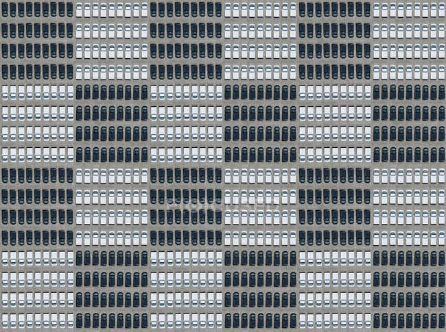 Vista aérea de un gran número de coches en blanco y negro dispuestos en patrón comprobado - foto de stock