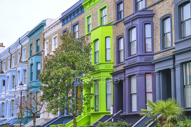 Reino Unido, Inglaterra, Londres, Fila de casas coloridas em Notting Hill — Fotografia de Stock
